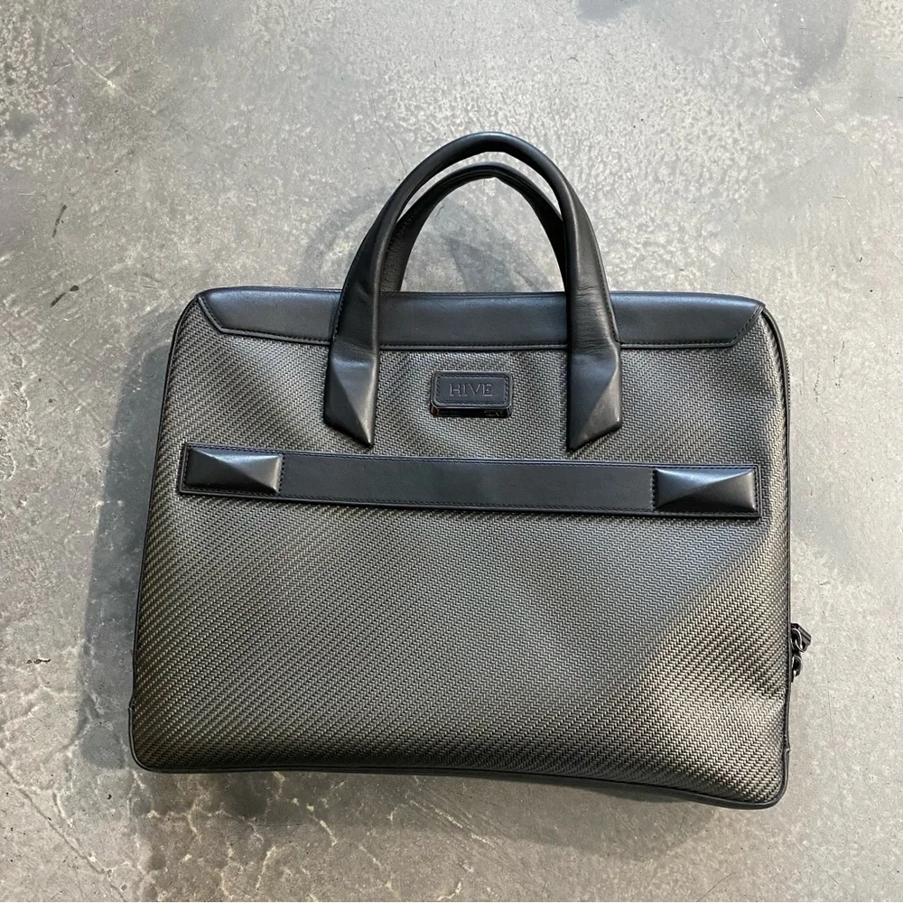 TUMI CFX CARBON FIBER BROMLEY PORTFOLIO BRIEF - CARBON BLACK 15”x12”